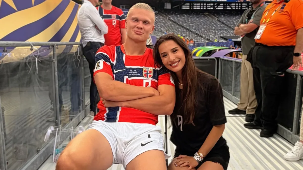 Erling Haaland y su novia, Isabel Haugseng Johansen, tras la victoria de Noruega ante Brasil por los octavos de final del torneo.