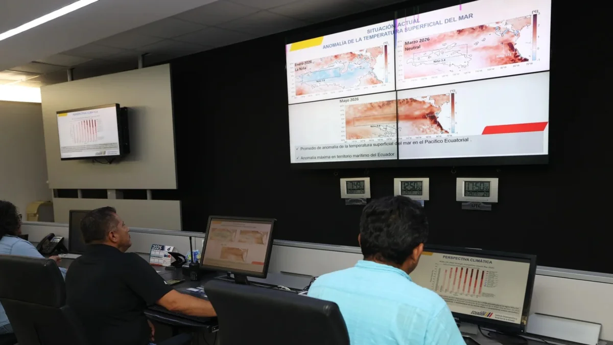 Referencial.Técnicos monitorean datos climáticos en Ecuador como parte de la campaña de prevención de incendios ante el fenómeno de El Niño.