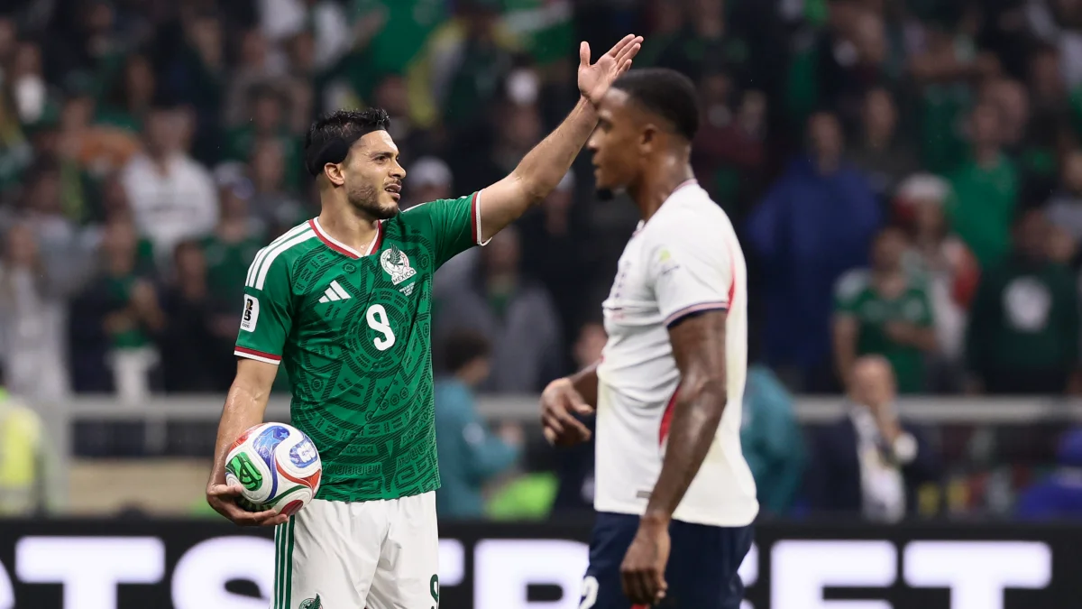 Raúl Jiménez (i) reclama en el partido de México vs. Inglaterra.