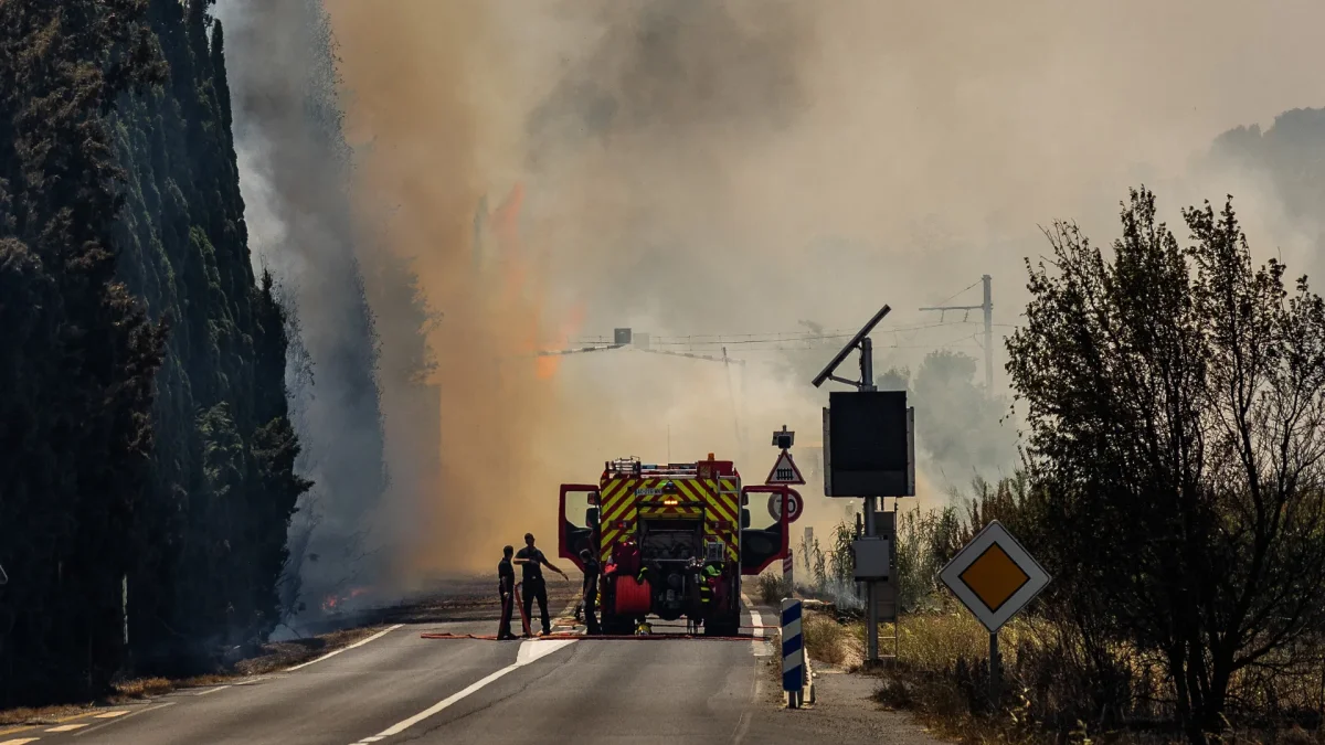 Los bomberos luchan contra un incendio forestal que asola el departamento de Pirineos Orientales, en el sur de Francia, cerca de la localidad de Bouleternère, cerca de Perpiñán, el 6 de julio de 2026.