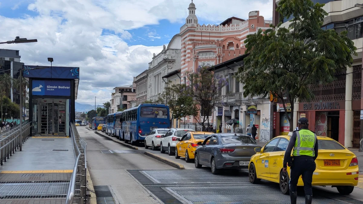 El sistema de Pico y placa en Quito limita circulación de placas 3 y 4 en dos horarios de mayor flujo vehicular diario.