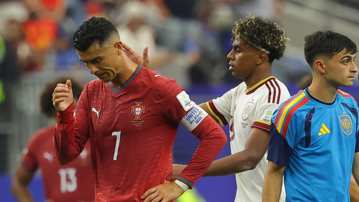 Cristiano Ronaldo es consolado por Lamine Yamal (d), tras la derrota de Portugal ante España.
