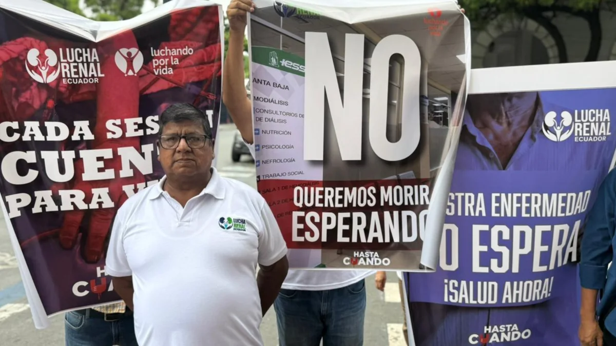 Pacientes renales hicieron un plantón en los exteriores de la Gobernación del Guayas.