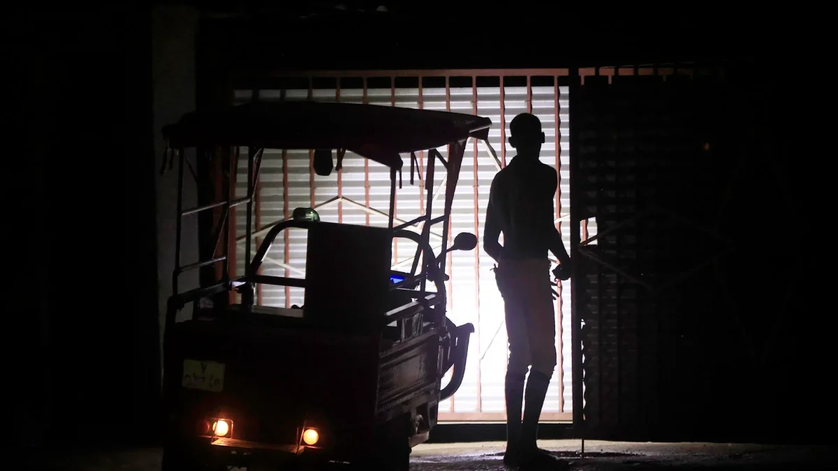 Una persona camina por una calle durante un apagón en La Habana (Cuba).