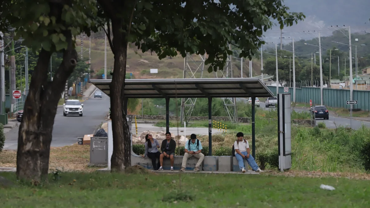 Espera. Los moradores muchas veces deben guardar demasiado tiempo para poder tomar un autobús. Hay zonas donde no hay rutas de transporte público.