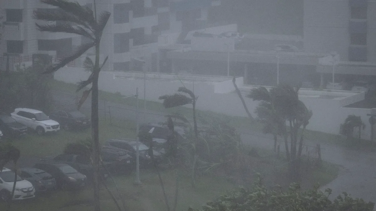 Fuertes vientos provocados por el supertifón Bavi azotaron Guam el 6 de julio de 2026.