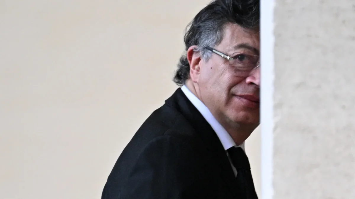 El presidente saliente de Colombia, Gustavo Petro Urrego, llega al patio de San Dámaso para reunirse con el Papa León XIV en el Vaticano el 2 de julio de 2026.
