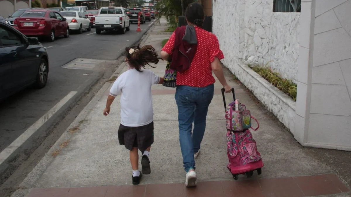 La gobernadora Aurora Valle anunció que 16 unidades educativas de Manta, Montecristi y Jaramijó estarán bajo vigilancia permanente.