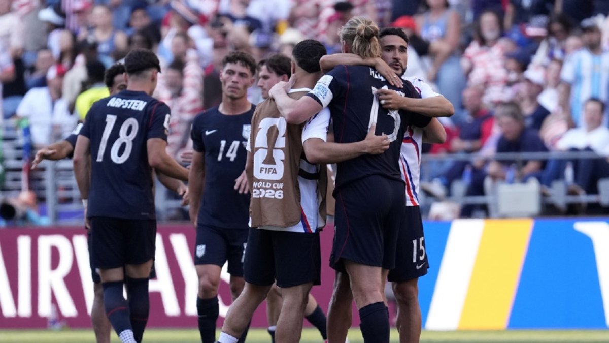 Jugadores de Estados Unidos se consuelan mutuamente tras la derrota en el partido de octavos de final de la Copa Mundial de la FIFA 2026