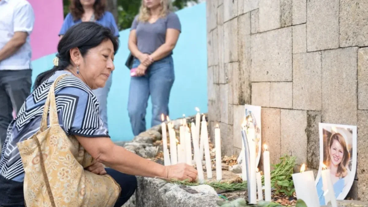 Velas y fotografías en Montañita durante el homenaje a Monika Silva.