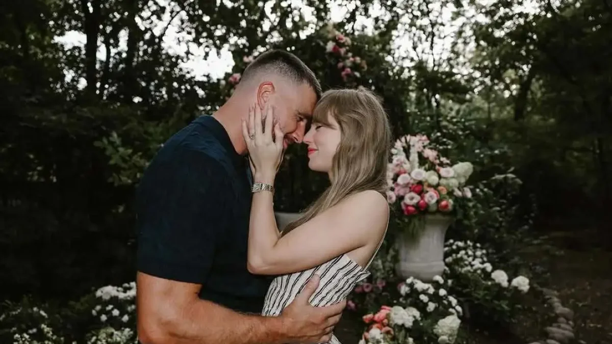 Taylor Swift y Travis Kelce el día de su compromiso