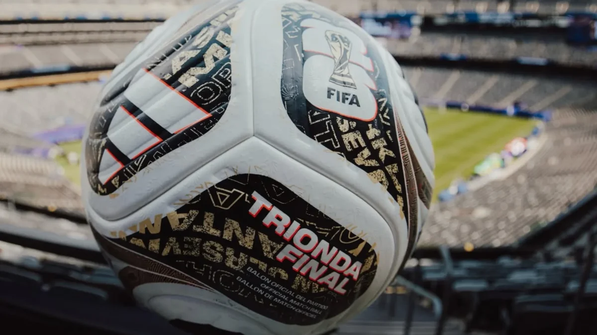 Presentación oficial del balón Trionda Final junto al trofeo de la Copa Mundial de la FIFA.