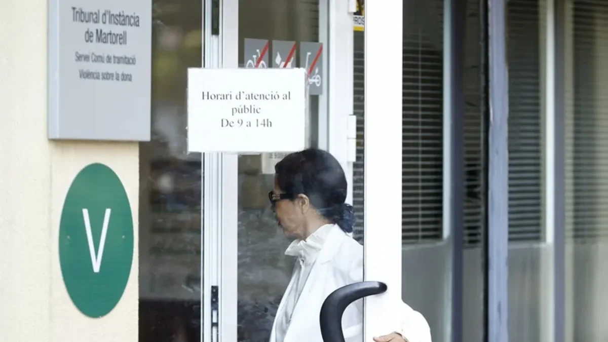 Julia L, la psicoterapeuta de la familia Andic, ha sido la primera testigo en comparecer esta mañana en el juzgado de Martorell.