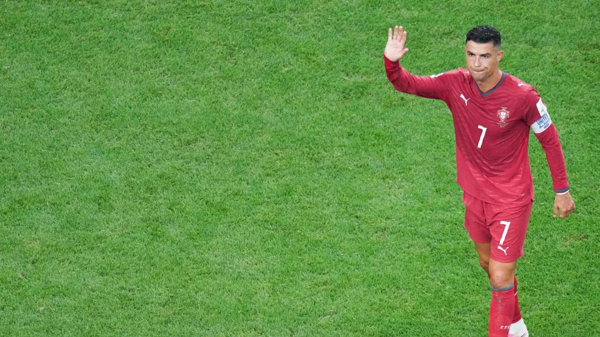 Cristiano Ronaldo saluda a la afición tras la eliminación de Portugal en el Mundial 2026.