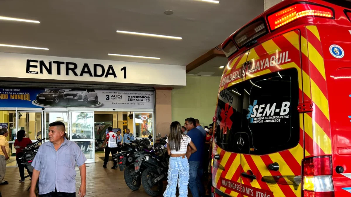 El centro comercial cerró sus puertas tras la balacera.