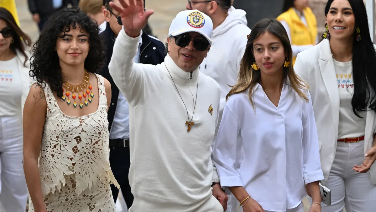 El presidente Gustavo Petro, saluda junto a sus hijas Sofía (izquierda) y Antonella en un centro de votación durante la segunda vuelta de las elecciones presidenciales, el 21 de junio de 2026.