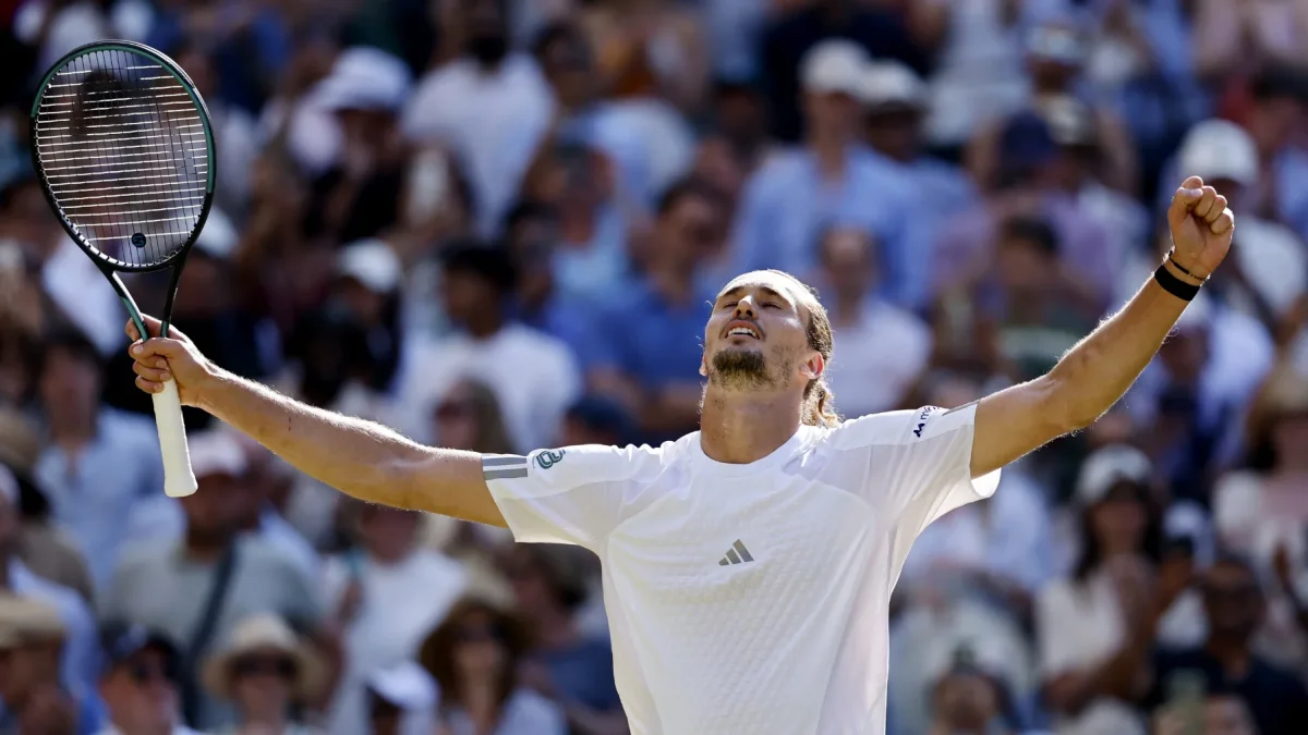 Alexander Zverev celebra su triunfo en octavos de final de Wimbledon.