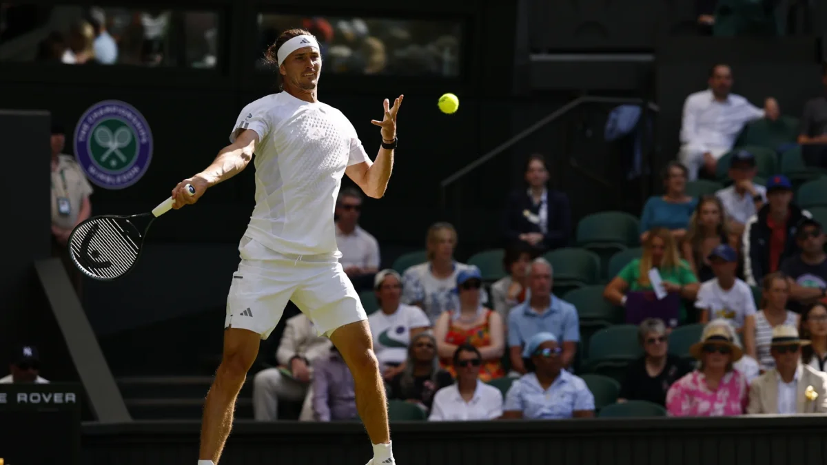 Alexander Zverev, tercer favorito, en su partido de dieciseisavos de final en el All England Club de Wimbledon, Londres, Reino Unido.