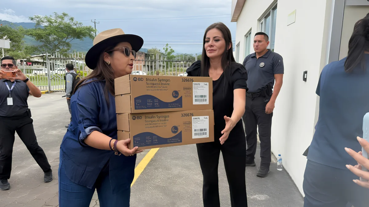 Entrega de insumos médicos durante las labores de respuesta en la zona cero.