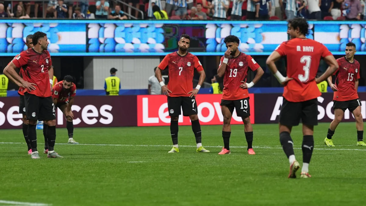 Jugadores de Egipto lamentan la eliminación del Mundial 2026 ante Argentina.