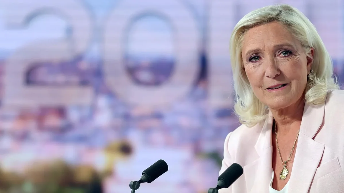 La líder de la extrema derecha, Marine Le Pen, miembro del Parlamento por el partido Agrupación Nacional (RN), posa antes de una entrevista en el informativo del canal de televisión francés TF1-