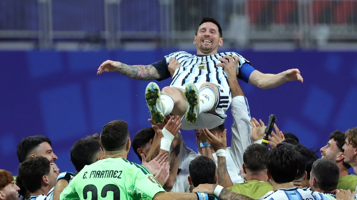 Jugadores de la selección argentina le rinden a Lionel Messi tras la remontada 3-2 ante Egipto.
