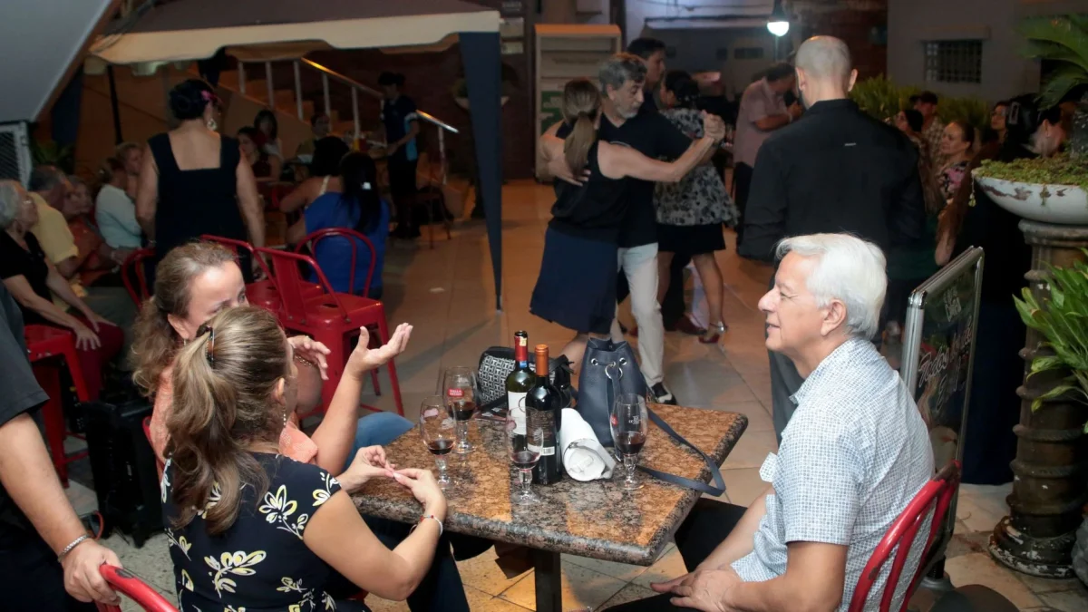 Diálogo. Entre copas de vino, piqueos y conversaciones, los asistentes a la milonga convierten la plazoleta en un punto de encuentro cada miércoles.