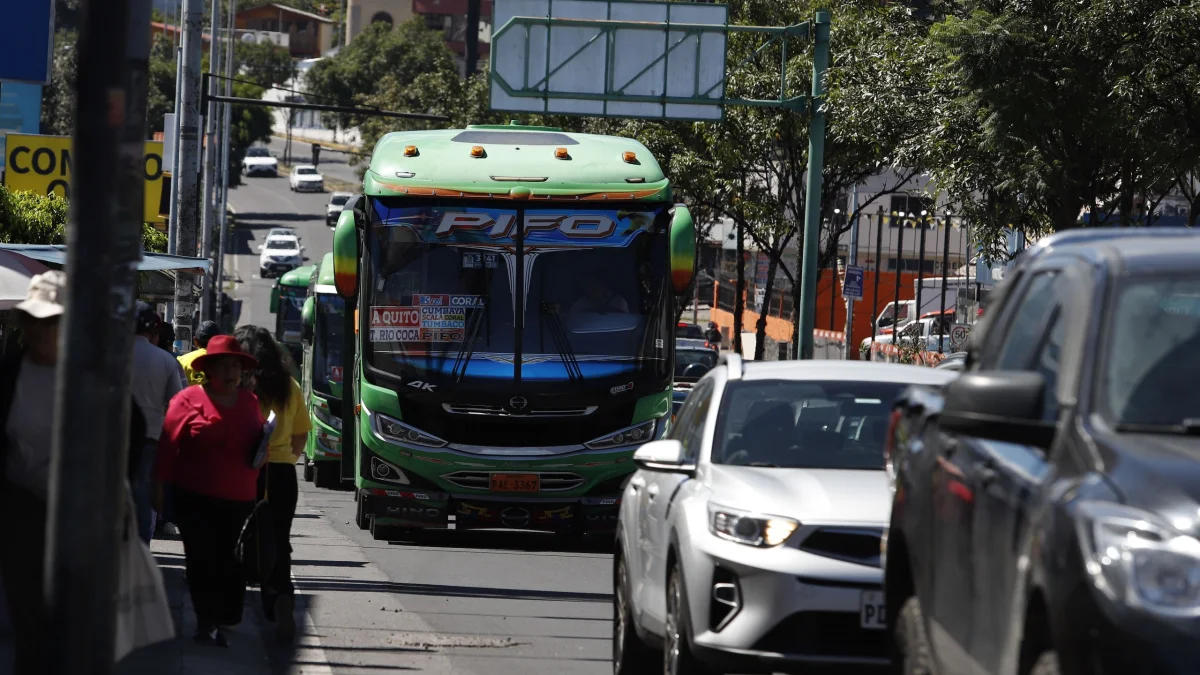 Los accesos y salidas vehiculares a la parroquia de Tumbaco son limitados, lo que genera congestión vehicular.