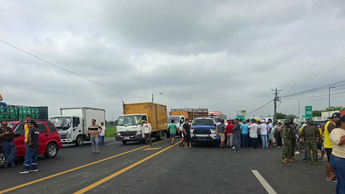 Ciudadanos protestaron por los constantes accidentes en vía de Santa Lucía, en la provincia de Guayas, este martes 7 de julio.