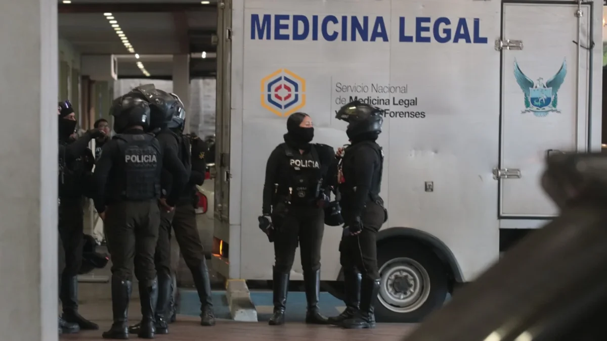 Procedimiento. El vehículo de Medicina Legal llegó al lugar del hecho violento para llevarse los cadáveres.