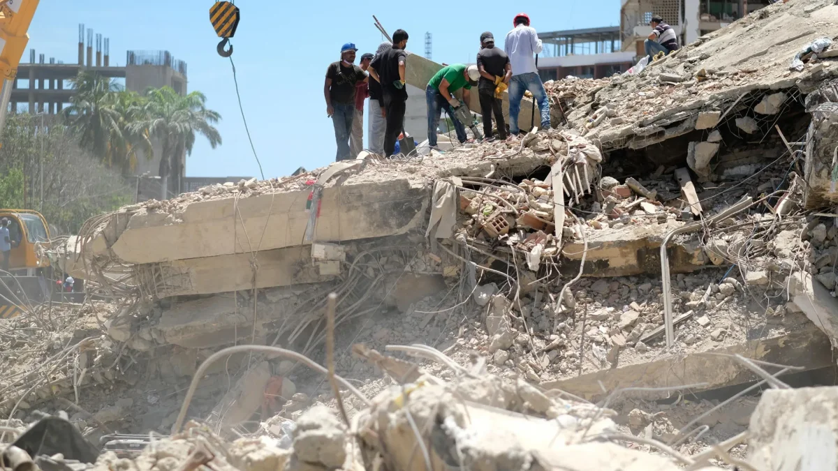 Voluntarios trabajan en la remoción de escombros del doble terremoto de magnitud 7,2 y 7,5 ocurrido el pasado 24 de Junio, este martes en La Guaira (Venezuela).