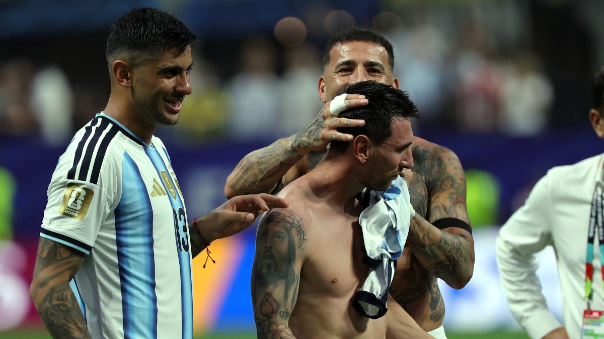 Lionel Messi es consolado por sus compañeros luego de clasificar a cuartos de final del Mundial