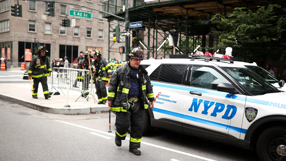 Bomberos del Departamento de Bomberos de la Ciudad de Nueva York (NYFD) acuden a un edificio evacuado en el distrito de Manhattan, en la ciudad de Nueva York, el 7 de julio de 2026.