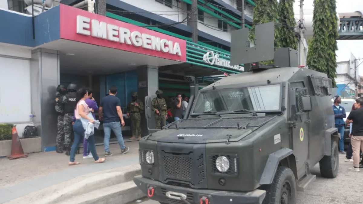 Policías y militares mantienen un amplio operativo de seguridad dentro y fuera del establecimiento donde se encuentra Aquiles Álvarez.