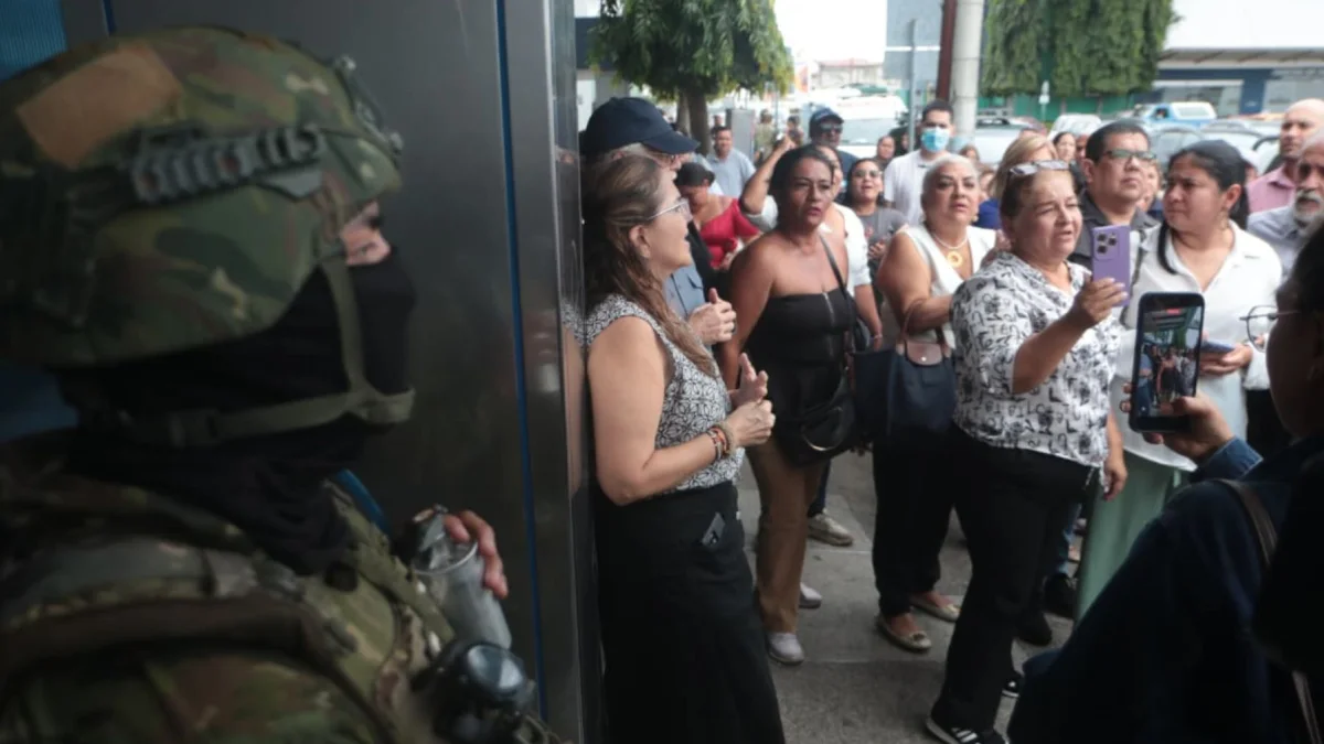 Un grupo de personas se manifestó a favor del alcalde de Guayaquil, Aquiles Álvarez, quien fue llevado de urgencia a una clínica en el sur de la ciudad.