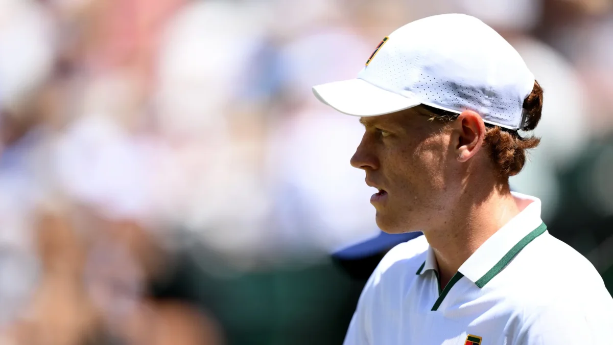 El italiano Jannik Sinner, vigente campeón, en su partido de cuartos de final de Wimbledon, Londres. Reino Unido.