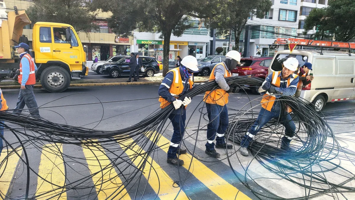 Referencia. El Municipio de Quito denunció daños en la infraestructura del soterramiento tras intentos de robo de cables en la avenida Ajaví.