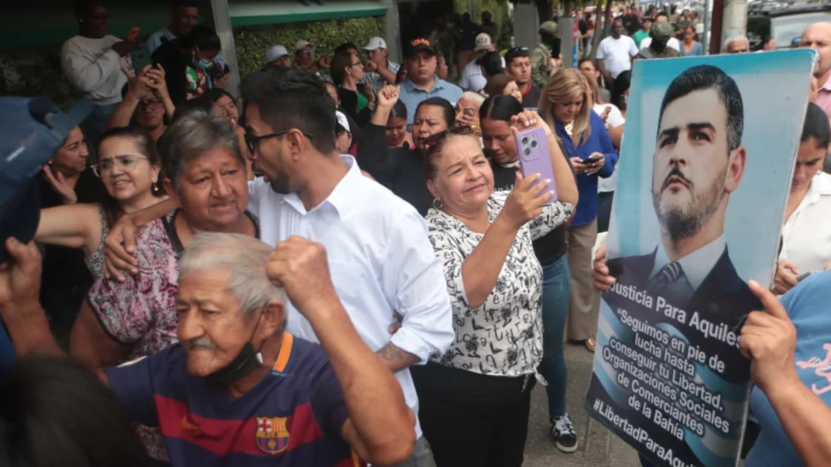 Ciudadanos se movilizan en Guayaquil con mensajes de respaldo al alcalde Aquiles Álvarez, mientras se difunden versiones sobre su estado de salud.