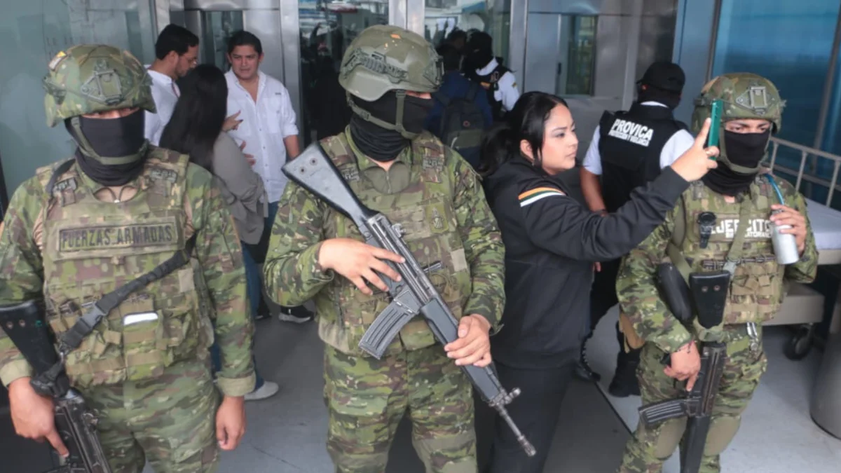 Militares refuerzan la seguridad durante el traslado del alcalde Aquiles Álvarez a una clínica