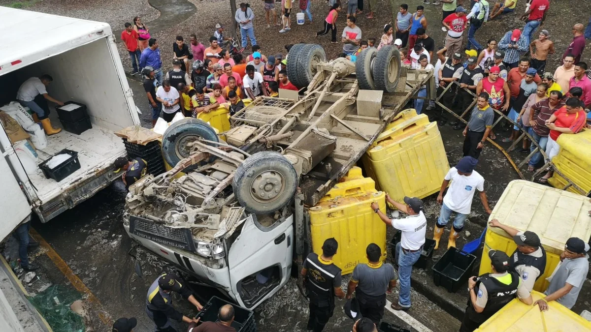 Las personas que se llevan los contenidos de un camión volcado constituyen un ejemplo típico de cuál es el estado de la sociedad ecuatoriana.