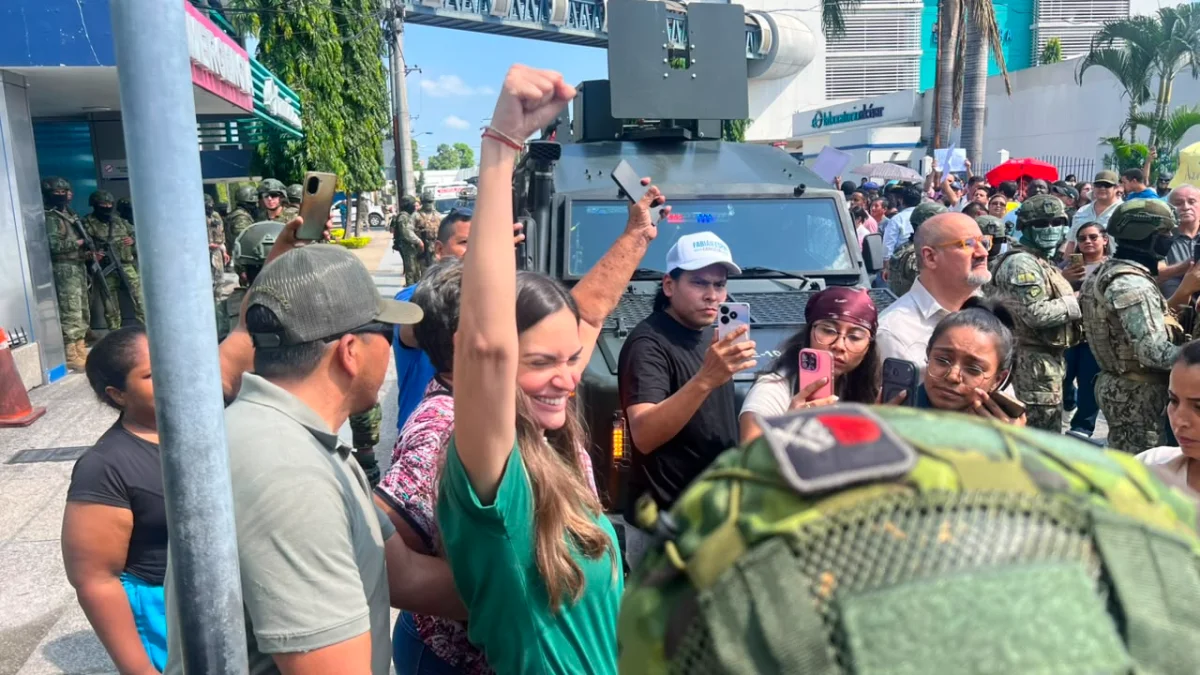 La esposa del alcalde de Guayaquil abandonó el centro de salud en medio de un fuerte resguardo policial y militar