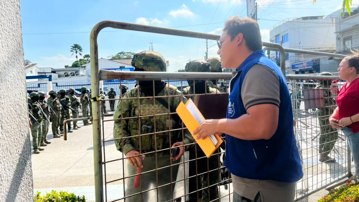 El abogado constitucionalista Fernando Bastias Robayo, del CDH, durante su visita a la Clínica Alcívar para presentar un oficio de solicitud de información.