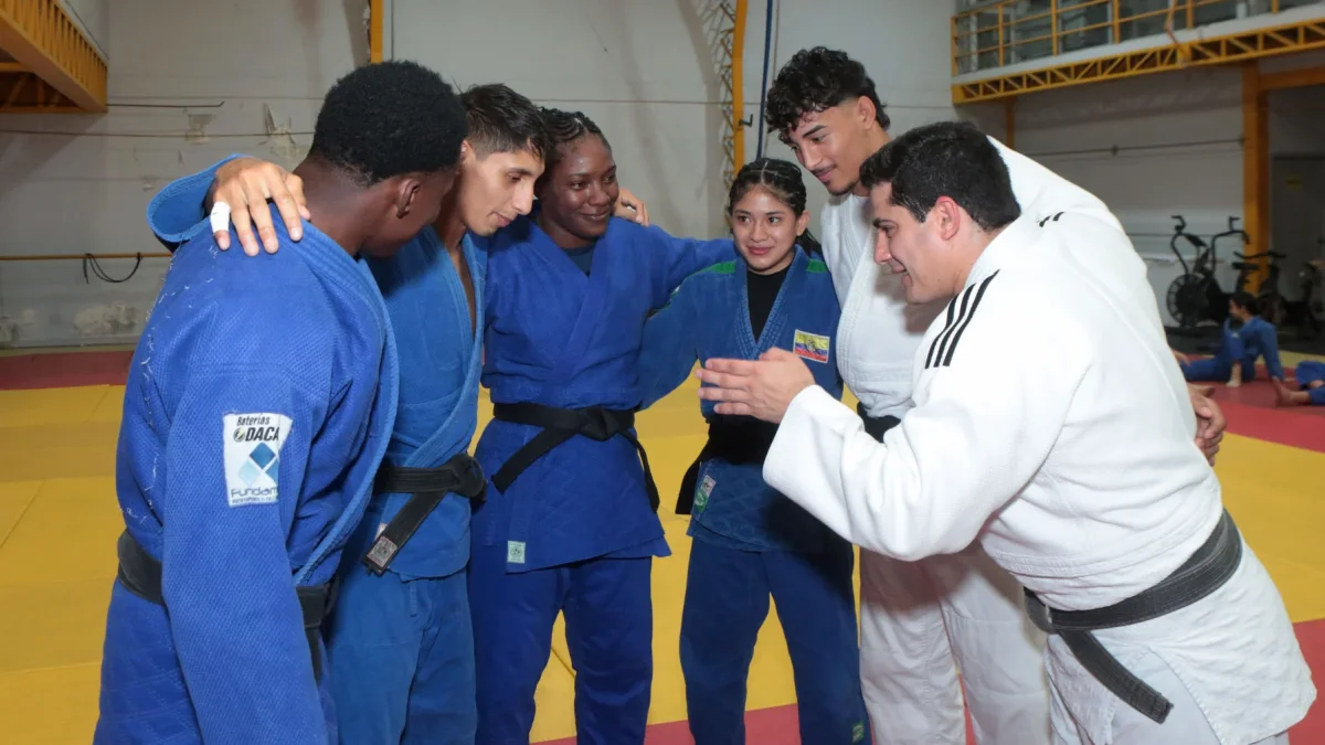 Erika Jara (48 kg) posa junto a sus compañeros de la selección ecuatoriana de judo y el entrenador Fernando Ibáñez.