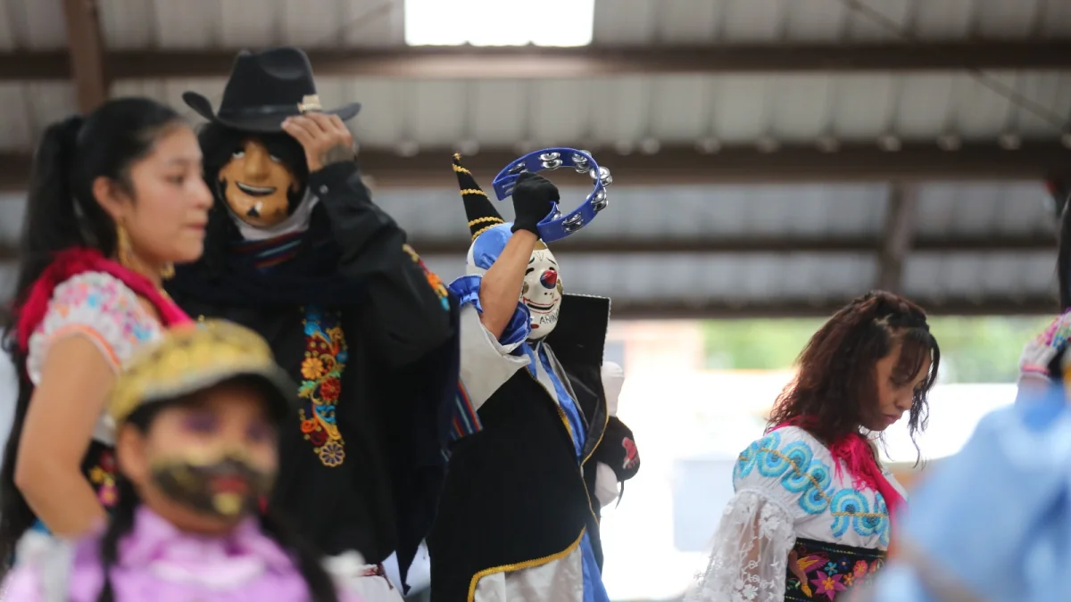 Los danzantes ultiman detalles de sus trajes y movimientos antes del encuentro cultural más esperado del valle, la Gran Toma Cultural.