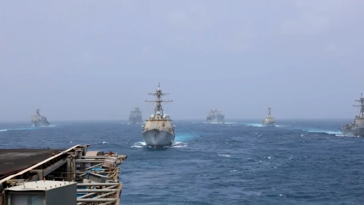 Buques de guerra estadounidenses permanecen desplegados en Oriente Medio tras la nueva escalada militar con Irán.