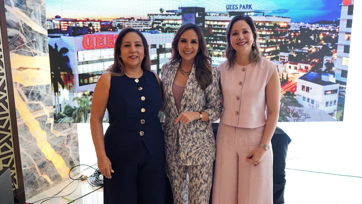 La periodista Estéfani Espín (medio) fue la moderadora del evento.