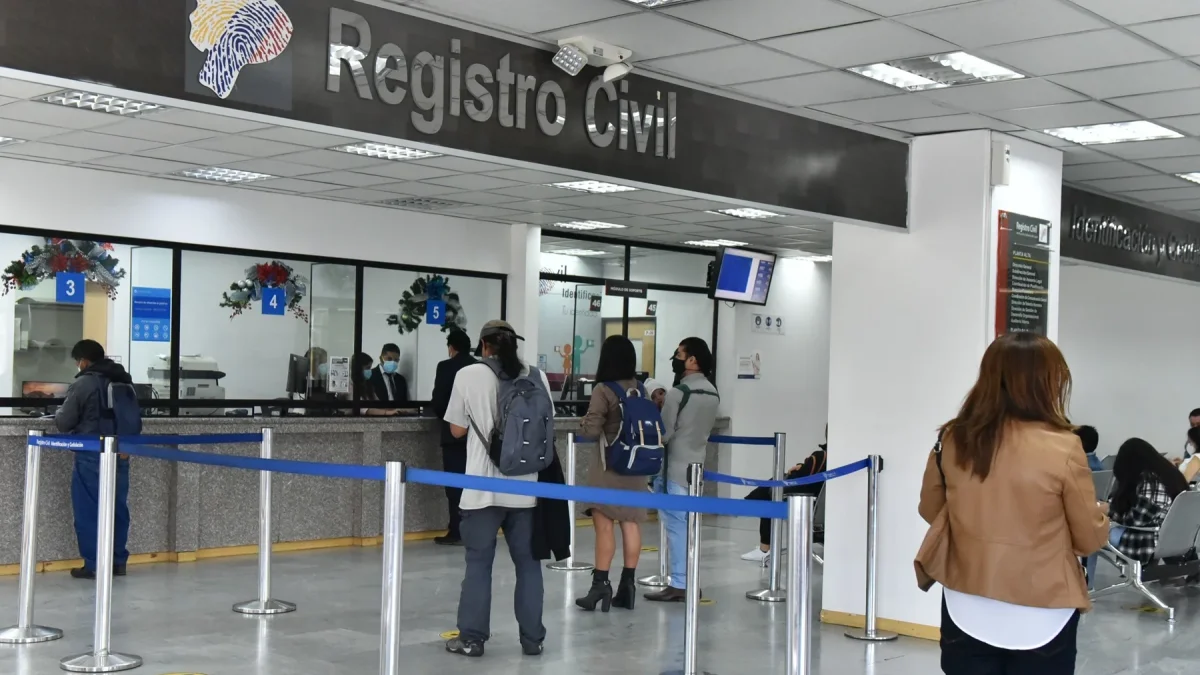 Usuarios realizando trámites en una agencia del Registro Civil.