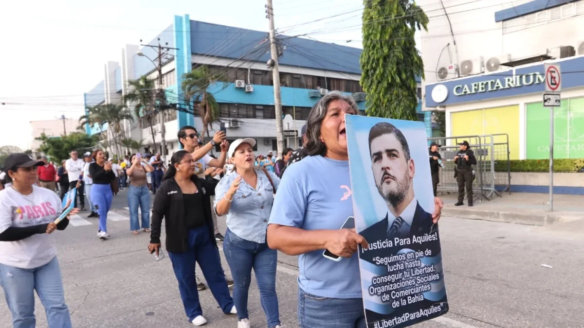 Seguidores de Aquiles Álvarez se reunieron en los exteriores de una clínica en el sur de Guayaquil, este miércoles 8 de julio.