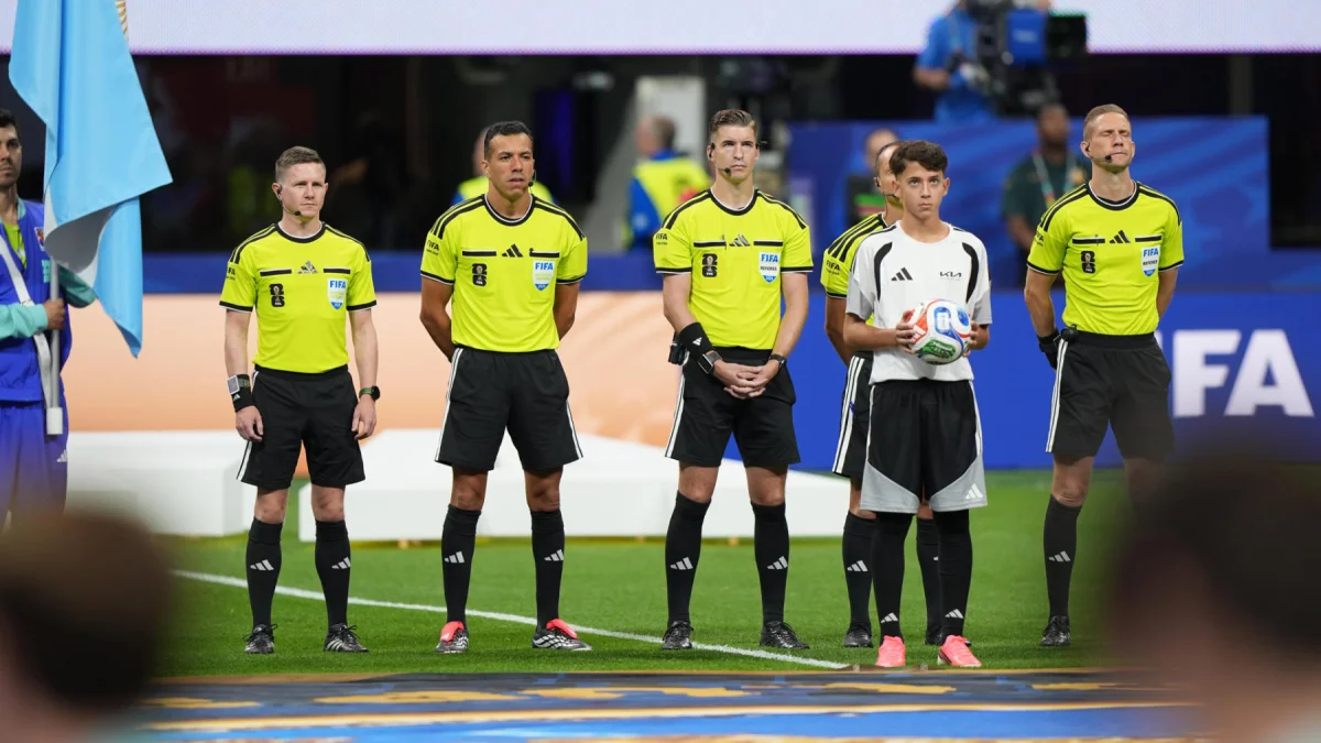 Francois Letexier (c) fue el árbitro del Argentina - Egipto del Mundial 2026. Las críticas le cayeron encima.