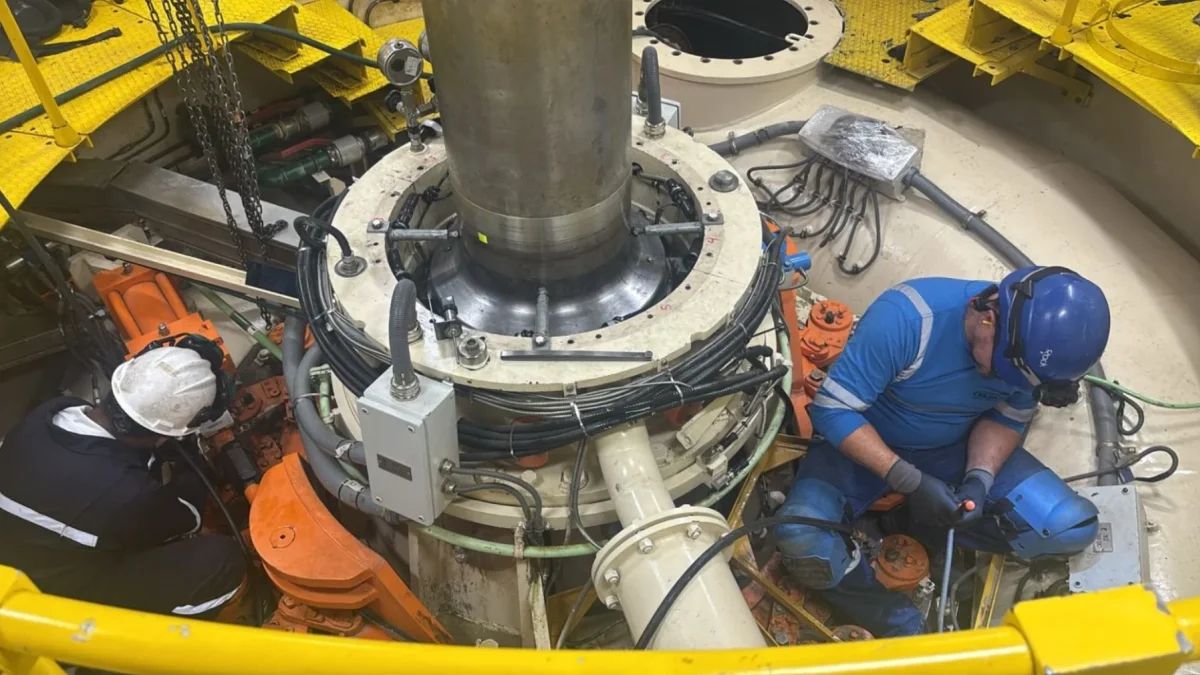 Técnicos realizan mantenimientos a una central eléctrica de Celec.